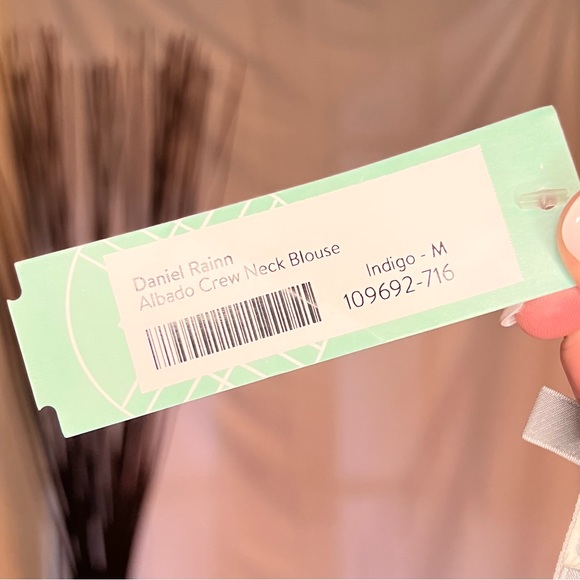 Cute indigo crew neck sleeveless top by Daniel Rainn in size medium. - Picture 2 of 2